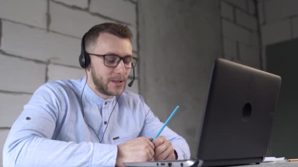 Cég Egyik Alkalmazottja Fogadja Egy Ügyfél Hívását — Stock videók