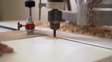 Marangoz mutfak mobilyaları için kalaslarda delikler açıyor.