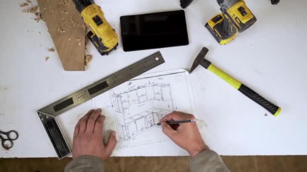 Мужчина Рисует Макет Кухонной Мебели Использует Планшет — стоковое видео