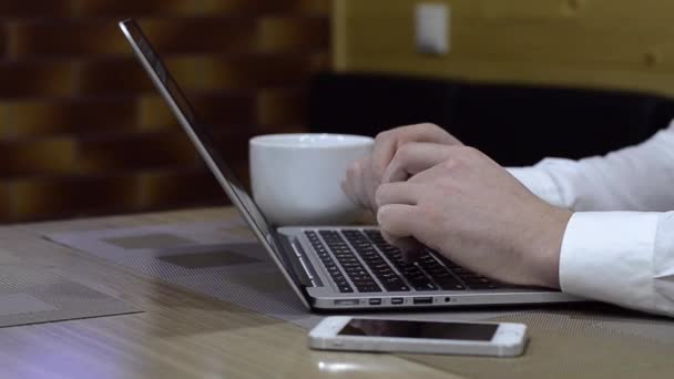 Человек работает с ноутбуком — стоковое видео