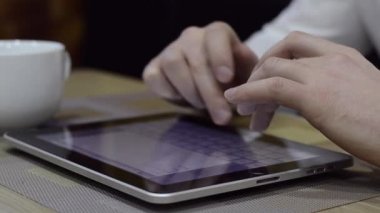 Tablet kullanan adam