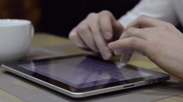 Man met tablet — Stockvideo