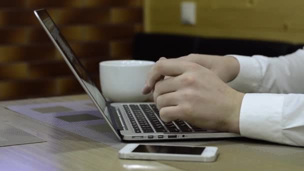 Homem usando laptop — Vídeo de Stock