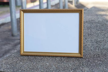 Boş beyaz arkaplana sahip boş altın dekoratif çerçeve açık hava, sanat eseri veya fotoğraf modeli için zarif vintage çerçeve, metin için metin alanı, sunum için klasik tasarım.