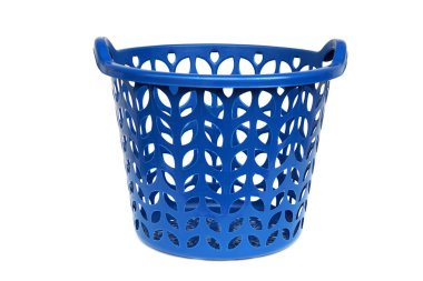 Beyaz arka planda, delinmiş tasarım ve yan saplı mavi plastik çamaşır sepeti. Ev depolama, çamaşır organizasyonu, temizlik rutini, ev hizmetleri kavramı