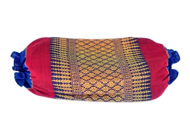 Geleneksel Tayland desenli kumaş yastığı beyaz arka planda izole edilmiş. Yerel işçiliği ve kültürel mirası temsil eden renkli dokuma tasarımlı el yapımı tekstil yastığı..