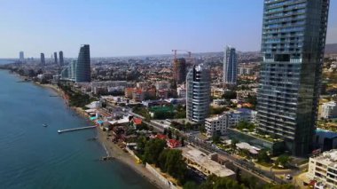 Kıbrıs Rum Kesimi, Limasol 'da toprak seti. Adanın güzel manzarası. Binaların ve şehir trafiğinin hava görüntüsü. Güneşli bir yaz günü.