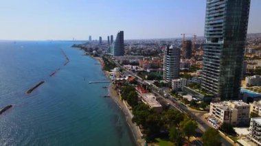 Kıbrıs Rum Kesimi, Limasol 'da toprak seti. Adanın güzel manzarası. Binaların ve şehir trafiğinin hava görüntüsü. Güneşli bir yaz günü.