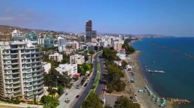 Kıbrıs Rum Kesimi, Limasol 'da toprak seti. Adanın güzel manzarası. Binaların ve şehir trafiğinin hava görüntüsü. Güneşli bir yaz günü.