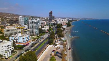 Kıbrıs Rum Kesimi, Limasol 'da toprak seti. Adanın güzel manzarası. Binaların ve şehir trafiğinin hava görüntüsü. Güneşli bir yaz günü.