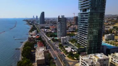 Kıbrıs Rum Kesimi, Limasol 'da toprak seti. Adanın güzel manzarası. Binaların ve şehir trafiğinin hava görüntüsü. Güneşli bir yaz günü.