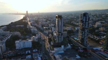 Kıbrıs Rum Kesimi 'nin Limasol kentinin hava manzarası. Akdeniz 'de akşamları yüksek binaları ve otelleri olan bir iş şehri seti. Yüksek kalite 4k görüntü.
