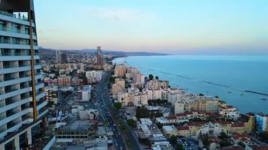 Kıbrıs Rum Kesimi 'nin Limasol kentinin hava manzarası. Akdeniz 'de akşamları yüksek binaları ve otelleri olan bir iş şehri seti. Yüksek kalite 4k görüntü.