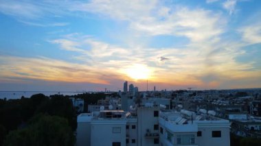 Kıbrıs Rum Kesimi 'nin Limasol kentinin hava manzarası. Akdeniz 'de akşamları yüksek binaları ve otelleri olan bir iş şehri seti. Yüksek kalite 4k görüntü.
