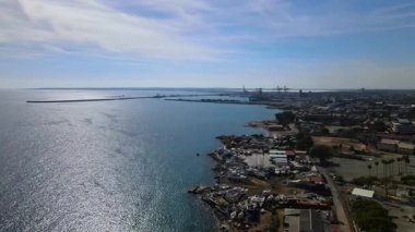 Kıbrıs Rum Kesimi 'nin Limasol kentinin hava manzarası. Akdeniz kıyısında tekneleri ve yatları olan bir liman. Yüksek kalite 4k görüntü.