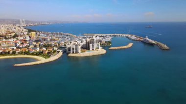 Kıbrıs Rum Kesimi 'nin Limasol kentinin hava manzarası. Akdeniz kıyısında tekneleri ve yatları olan bir liman. Yüksek kalite 4k görüntü.