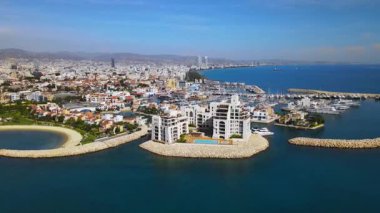 Kıbrıs Rum Kesimi 'nin Limasol kentinin hava manzarası. Akdeniz kıyısında tekneleri ve yatları olan bir liman. Yüksek kalite 4k görüntü.