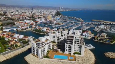 Kıbrıs Rum Kesimi 'nin Limasol kentinin hava manzarası. Akdeniz kıyısında tekneleri ve yatları olan bir liman. Yüksek kalite 4k görüntü.