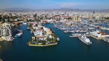 Kıbrıs Rum Kesimi 'nin Limasol kentinin hava manzarası. Akdeniz kıyısında tekneleri ve yatları olan bir liman. Yüksek kalite 4k görüntü.