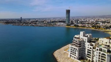 Kıbrıs Rum Kesimi 'nin Limasol kentinin hava manzarası. Akdeniz kıyısında tekneleri ve yatları olan bir liman. Yüksek kalite 4k görüntü.