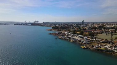 Kıbrıs Rum Kesimi 'nin Limasol kentinin hava manzarası. Akdeniz kıyısında tekneleri ve yatları olan bir liman. Yüksek kalite 4k görüntü.