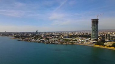 Kıbrıs Rum Kesimi 'nin Limasol kentinin hava manzarası. Akdeniz kıyısında tekneleri ve yatları olan bir liman. Yüksek kalite 4k görüntü.