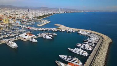 Kıbrıs Rum Kesimi 'nin Limasol kentinin hava manzarası. Akdeniz kıyısında tekneleri ve yatları olan bir liman. Yüksek kalite 4k görüntü.