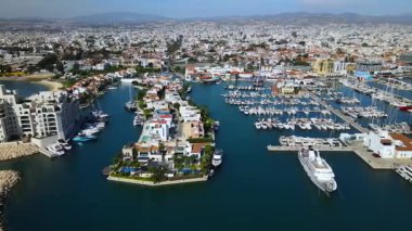 Kıbrıs Rum Kesimi 'nin Limasol kentinin hava manzarası. Akdeniz kıyısında tekneleri ve yatları olan bir liman. Yüksek kalite 4k görüntü.