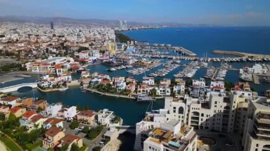Kıbrıs Rum Kesimi 'nin Limasol kentinin hava manzarası. Akdeniz kıyısında tekneleri ve yatları olan bir liman. Yüksek kalite 4k görüntü.