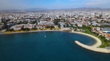 Kıbrıs Rum Kesimi 'nin Limasol kentinin hava manzarası. Akdeniz kıyısında tekneleri ve yatları olan bir liman. Yüksek kalite 4k görüntü.