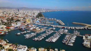 Kıbrıs Rum Kesimi 'nin Limasol kentinin hava manzarası. Akdeniz kıyısında tekneleri ve yatları olan bir liman. Yüksek kalite 4k görüntü.