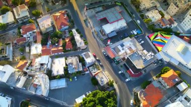 Kıbrıs Rum Kesimi 'nin Limasol kentinin hava panoramik manzarası, modern ufuk çizgisi, yerleşim alanları ve yeşil alanları vurguluyor. Görüntü canlı şehir yaşamını, kentsel gelişimi ve Akdeniz kıyı atmosferini yansıtıyor..