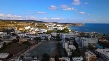 Kıbrıs Rum Kesimi 'nin kıyı kenti Ayia Napa' nın hava manzarası, turkuaz Akdeniz ve tatil beldesi altyapısı