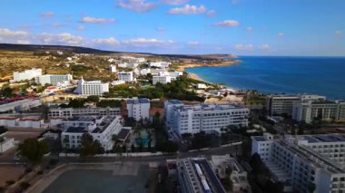 Kıbrıs Rum Kesimi 'nin kıyı kenti Ayia Napa' nın hava manzarası, turkuaz Akdeniz ve tatil beldesi altyapısı