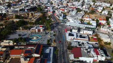 Kıbrıs Rum Kesimi 'nin kıyı kenti Ayia Napa' nın hava manzarası, turkuaz Akdeniz ve tatil beldesi altyapısı