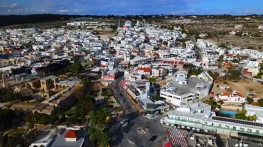 Kıbrıs Rum Kesimi 'nin kıyı kenti Ayia Napa' nın hava manzarası, turkuaz Akdeniz ve tatil beldesi altyapısı