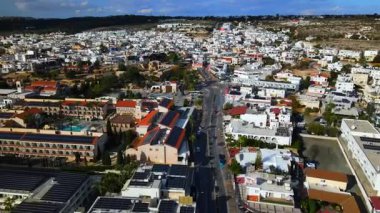 Kıbrıs Rum Kesimi 'nin kıyı kenti Ayia Napa' nın hava manzarası, turkuaz Akdeniz ve tatil beldesi altyapısı