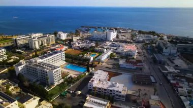 Kıbrıs Rum Kesimi 'nin kıyı kenti Ayia Napa' nın hava manzarası, turkuaz Akdeniz ve tatil beldesi altyapısı