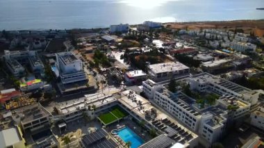 Kıbrıs Rum Kesimi 'nin kıyı kenti Ayia Napa' nın hava manzarası, turkuaz Akdeniz ve tatil beldesi altyapısı