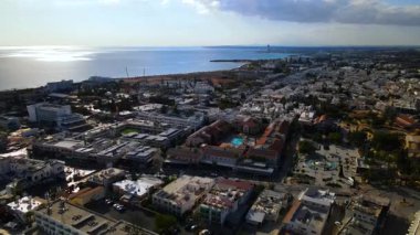 Kıbrıs Rum Kesimi 'nin kıyı kenti Ayia Napa' nın hava manzarası, turkuaz Akdeniz ve tatil beldesi altyapısı