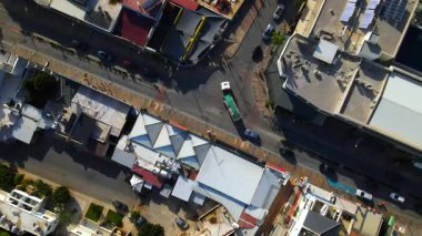 Kıbrıs Rum Kesimi 'nin kıyı kenti Ayia Napa' nın hava manzarası, turkuaz Akdeniz ve tatil beldesi altyapısı