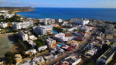 Kıbrıs Rum Kesimi 'nin kıyı kenti Ayia Napa' nın hava manzarası, turkuaz Akdeniz ve tatil beldesi altyapısı