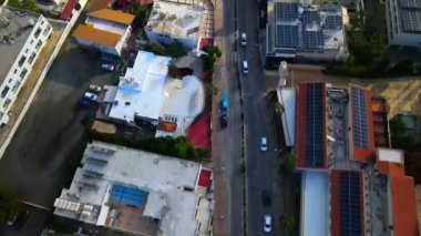 Kıbrıs Rum Kesimi 'nin kıyı kenti Ayia Napa' nın hava manzarası, turkuaz Akdeniz ve tatil beldesi altyapısı