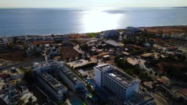 Kıbrıs Rum Kesimi 'nin kıyı kenti Ayia Napa' nın hava manzarası, turkuaz Akdeniz ve tatil beldesi altyapısı