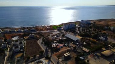 Kıbrıs Rum Kesimi 'nin kıyı kenti Ayia Napa' nın hava manzarası, turkuaz Akdeniz ve tatil beldesi altyapısı