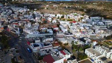 Kıbrıs Rum Kesimi 'nin kıyı kenti Ayia Napa' nın hava manzarası, turkuaz Akdeniz ve tatil beldesi altyapısı
