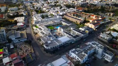 Kıbrıs Rum Kesimi 'nin kıyı kenti Ayia Napa' nın hava manzarası, turkuaz Akdeniz ve tatil beldesi altyapısı