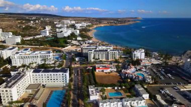 Kıbrıs Rum Kesimi 'nin kıyı kenti Ayia Napa' nın hava manzarası, turkuaz Akdeniz ve tatil beldesi altyapısı