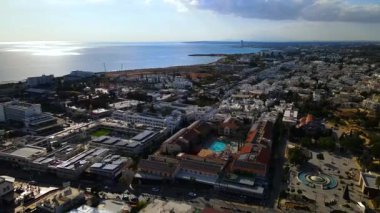 Kıbrıs Rum Kesimi 'nin kıyı kenti Ayia Napa' nın hava manzarası, turkuaz Akdeniz ve tatil beldesi altyapısı