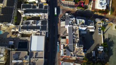 Kıbrıs Rum Kesimi 'nin kıyı kenti Ayia Napa' nın hava manzarası, turkuaz Akdeniz ve tatil beldesi altyapısı